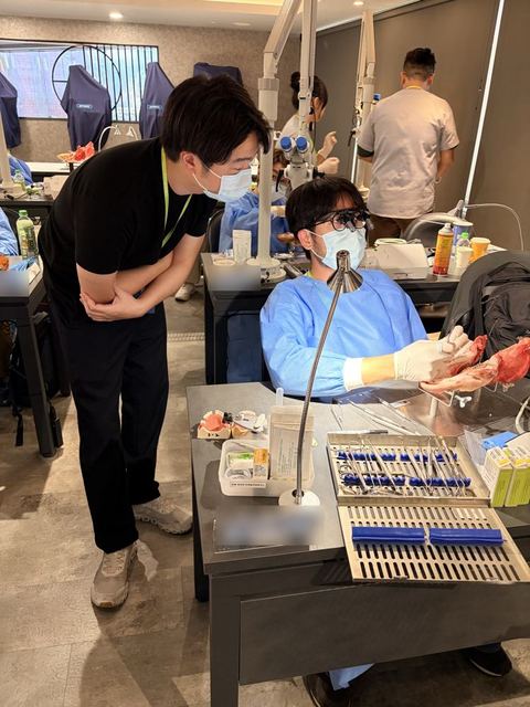 在學員桌邊指導